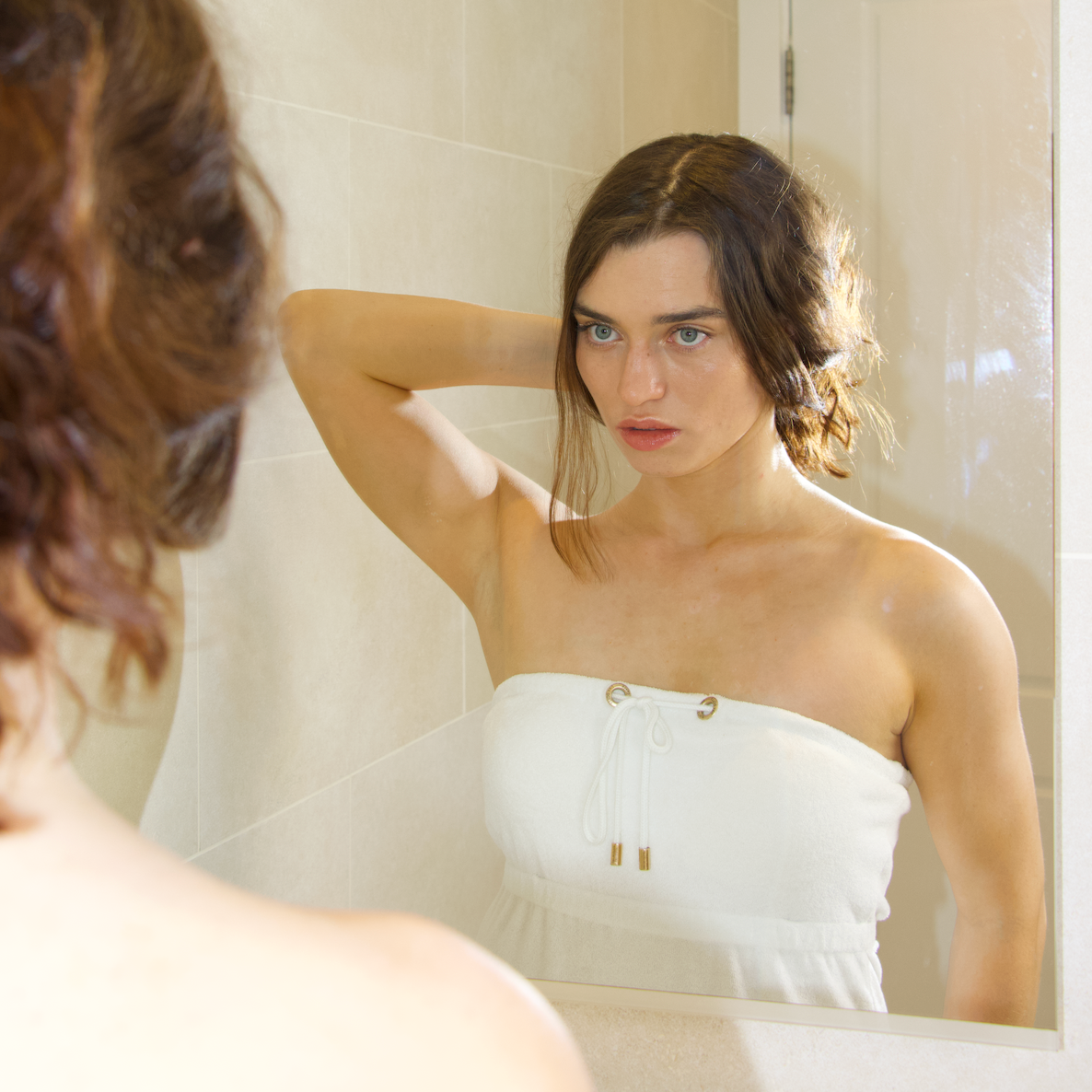 Classic knee-length towel dress – stylish, quick-drying, and maternity-friendly. Perfect for getting ready at home or beachside comfort.