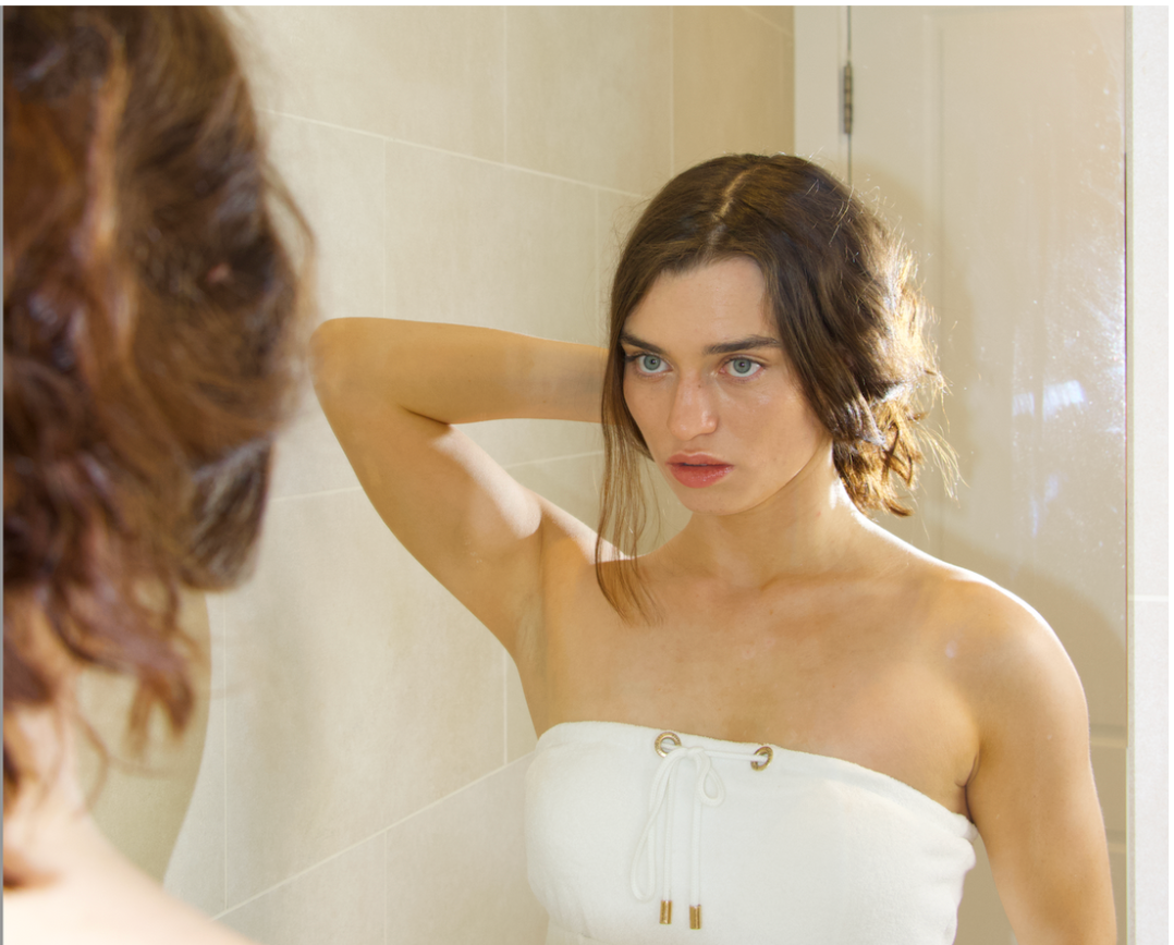 Woman holding her hair up while wearing a Dry Dolly towel dress, demonstrating its secure, slip-free fit and effortless post-shower style