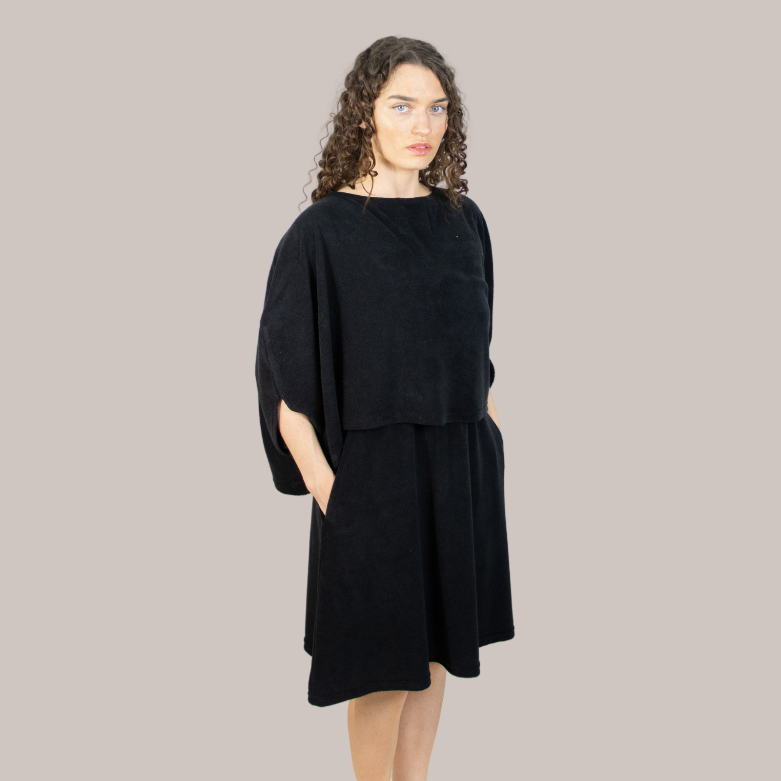Long elegant towelling poncho – lightweight, quick-drying & maternity-friendly. Ideal for post-shower, spa days, and nursing comfort