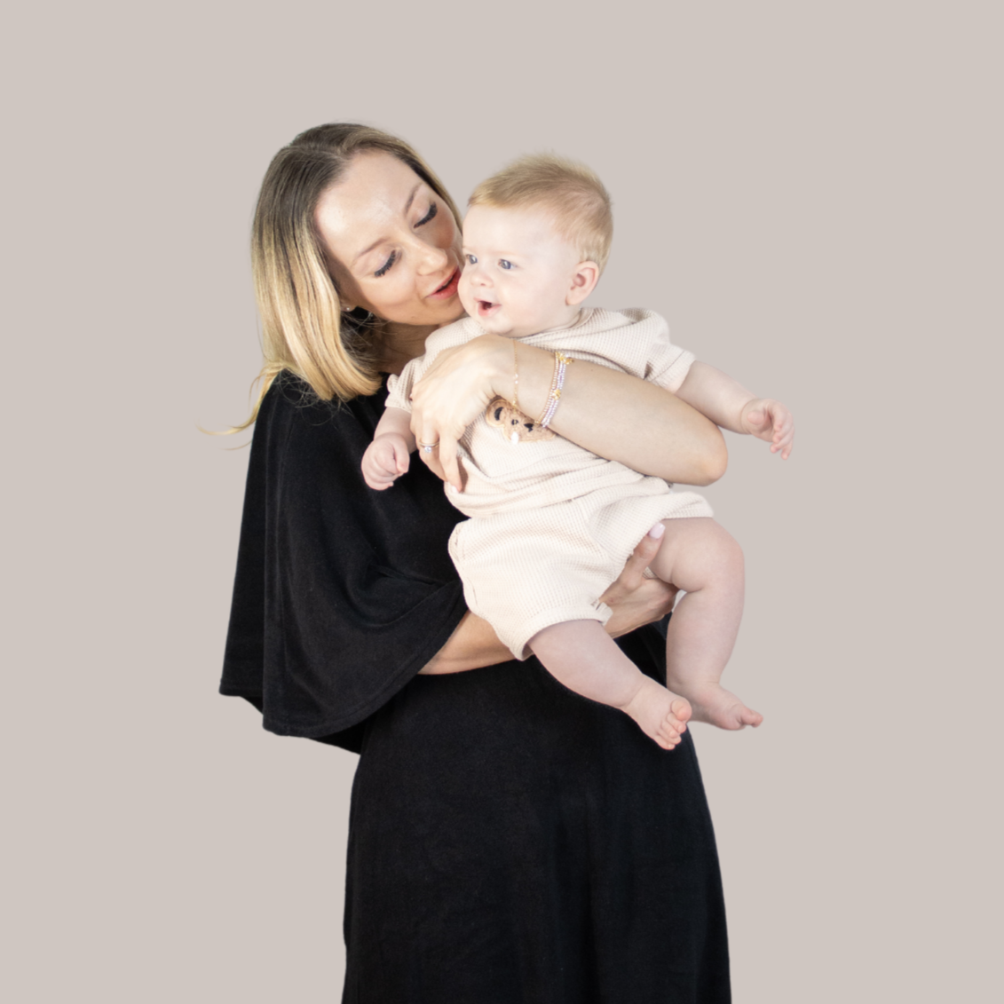 Long elegant towelling poncho – lightweight, quick-drying & maternity-friendly. Ideal for post-shower, spa days, and nursing comfort