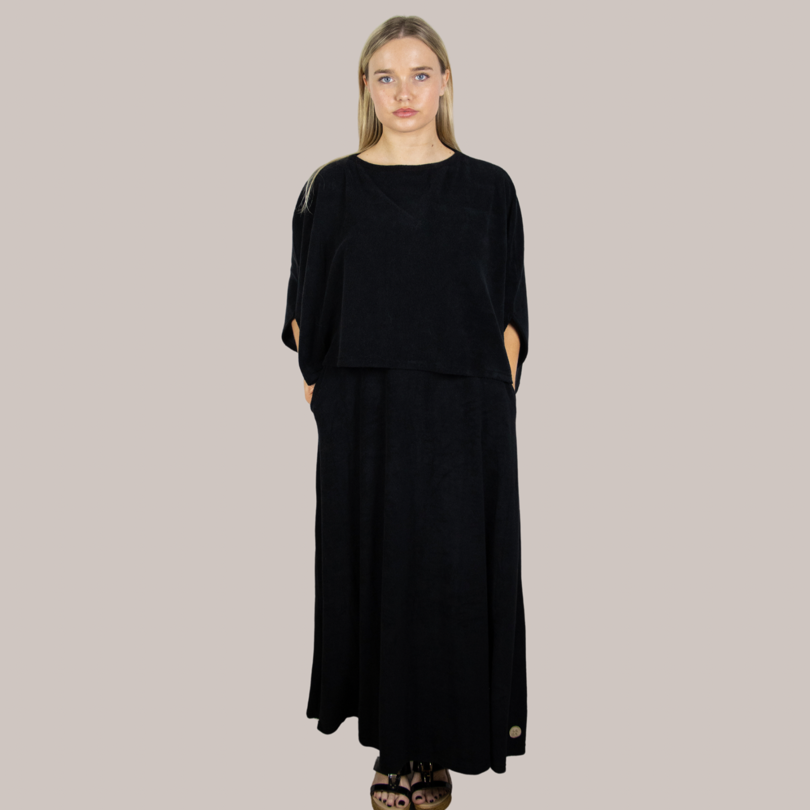 Long elegant towelling poncho – lightweight, quick-drying & maternity-friendly. Ideal for post-shower, spa days, and nursing comfort