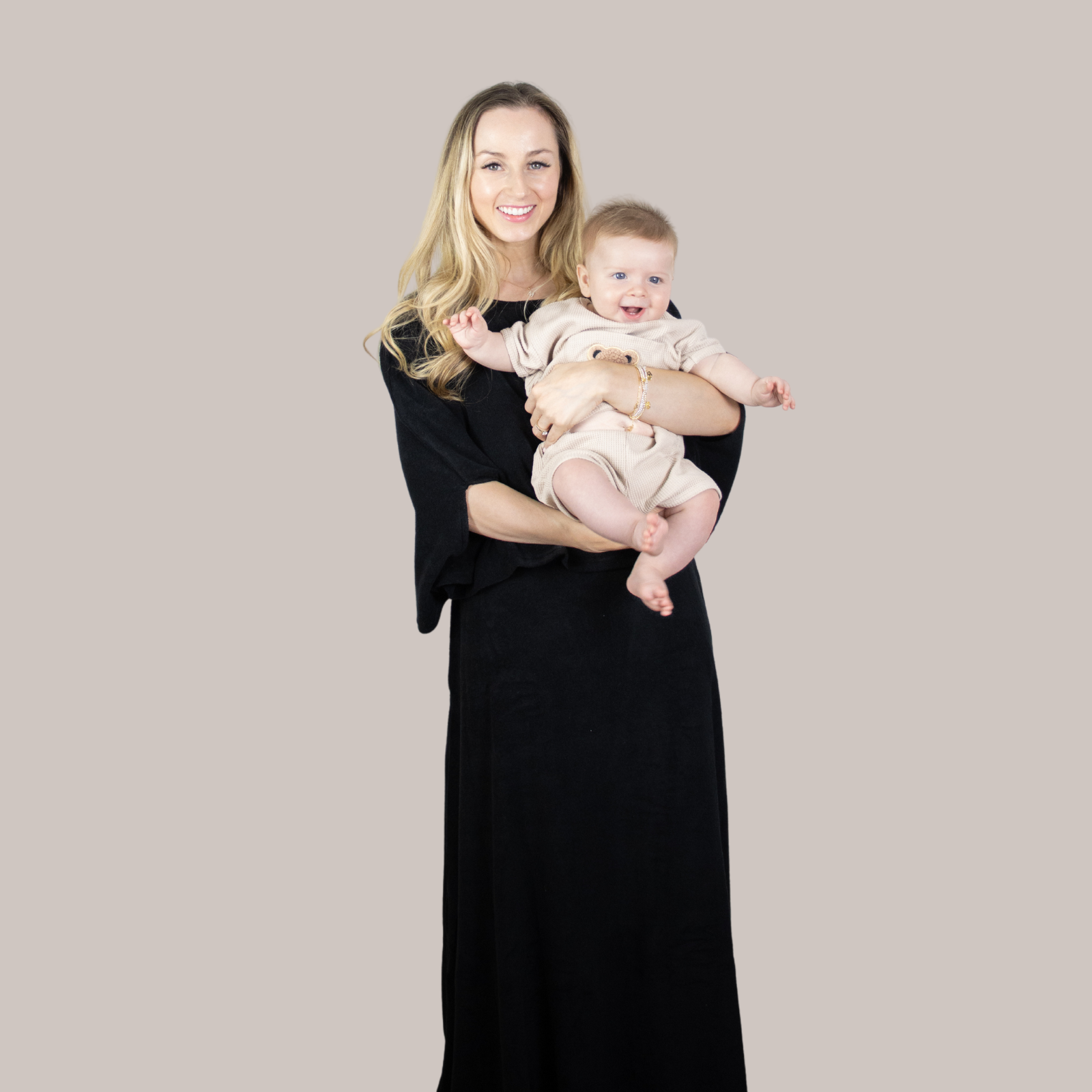 Long elegant towelling poncho – lightweight, quick-drying & maternity-friendly. Ideal for post-shower, spa days, and nursing comfort
