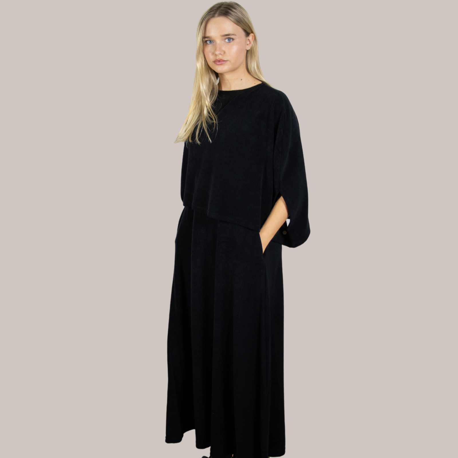 Long elegant towelling poncho – lightweight, quick-drying & maternity-friendly. Ideal for post-shower, spa days, and nursing comfort