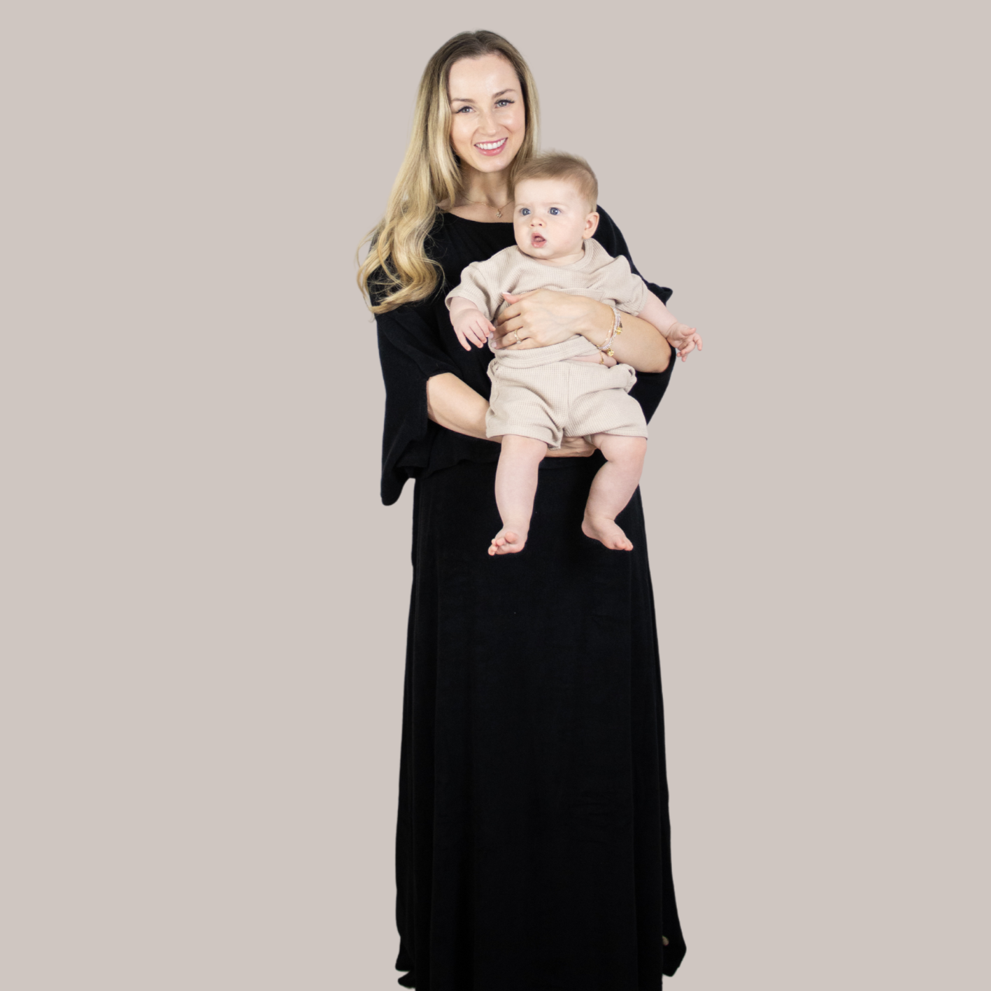 Long elegant towelling poncho – lightweight, quick-drying & maternity-friendly. Ideal for post-shower, spa days, and nursing comfort