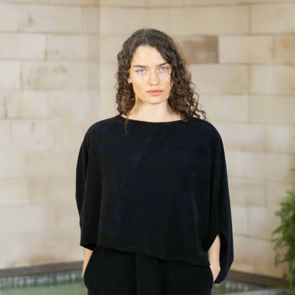 Long elegant towelling poncho – lightweight, quick-drying & maternity-friendly. Ideal for post-shower, spa days, and nursing comfort