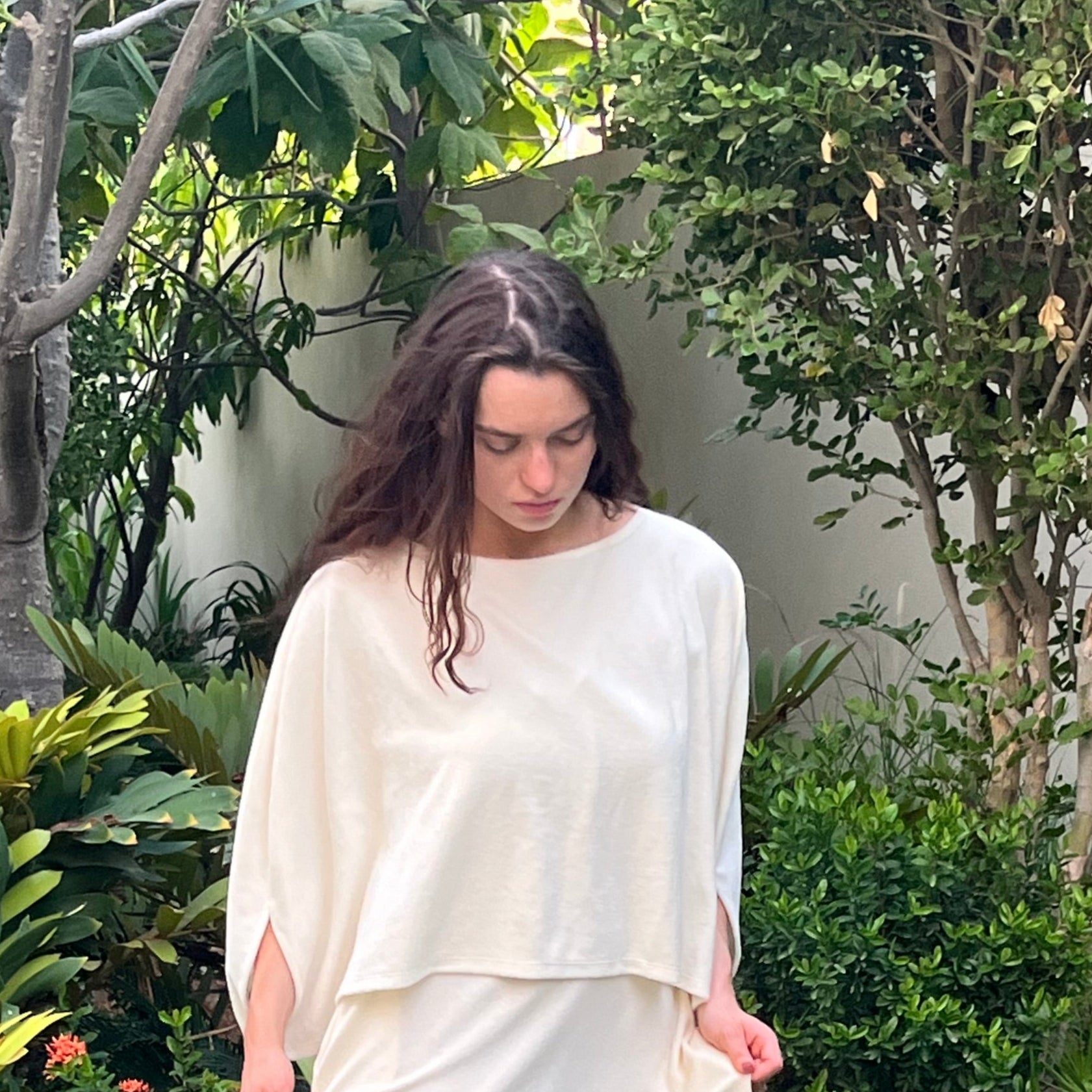 Long elegant towelling poncho – lightweight, quick-drying & maternity-friendly. Ideal for post-shower, spa days, and nursing comfort
