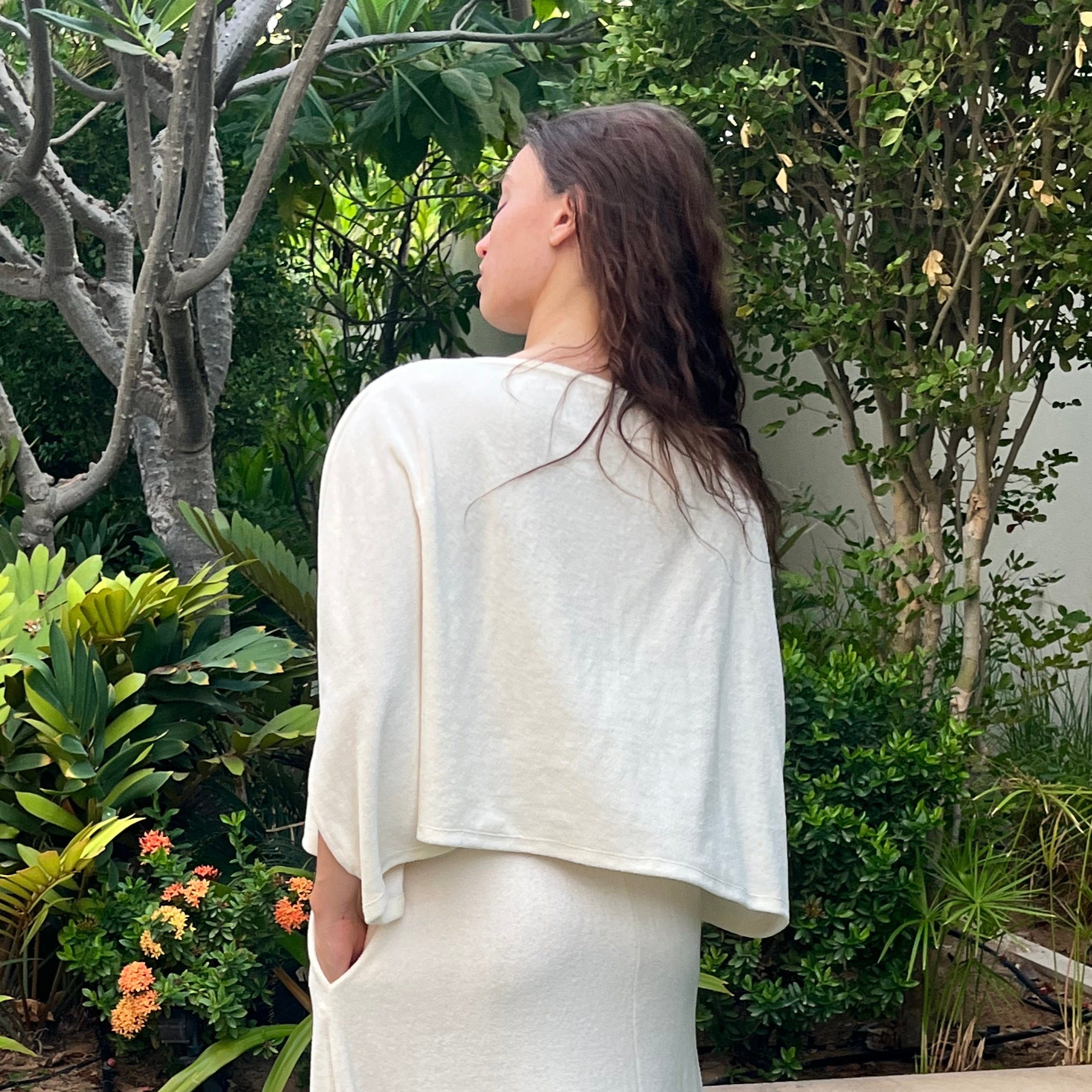 Long elegant towelling poncho – lightweight, quick-drying & maternity-friendly. Ideal for post-shower, spa days, and nursing comfort