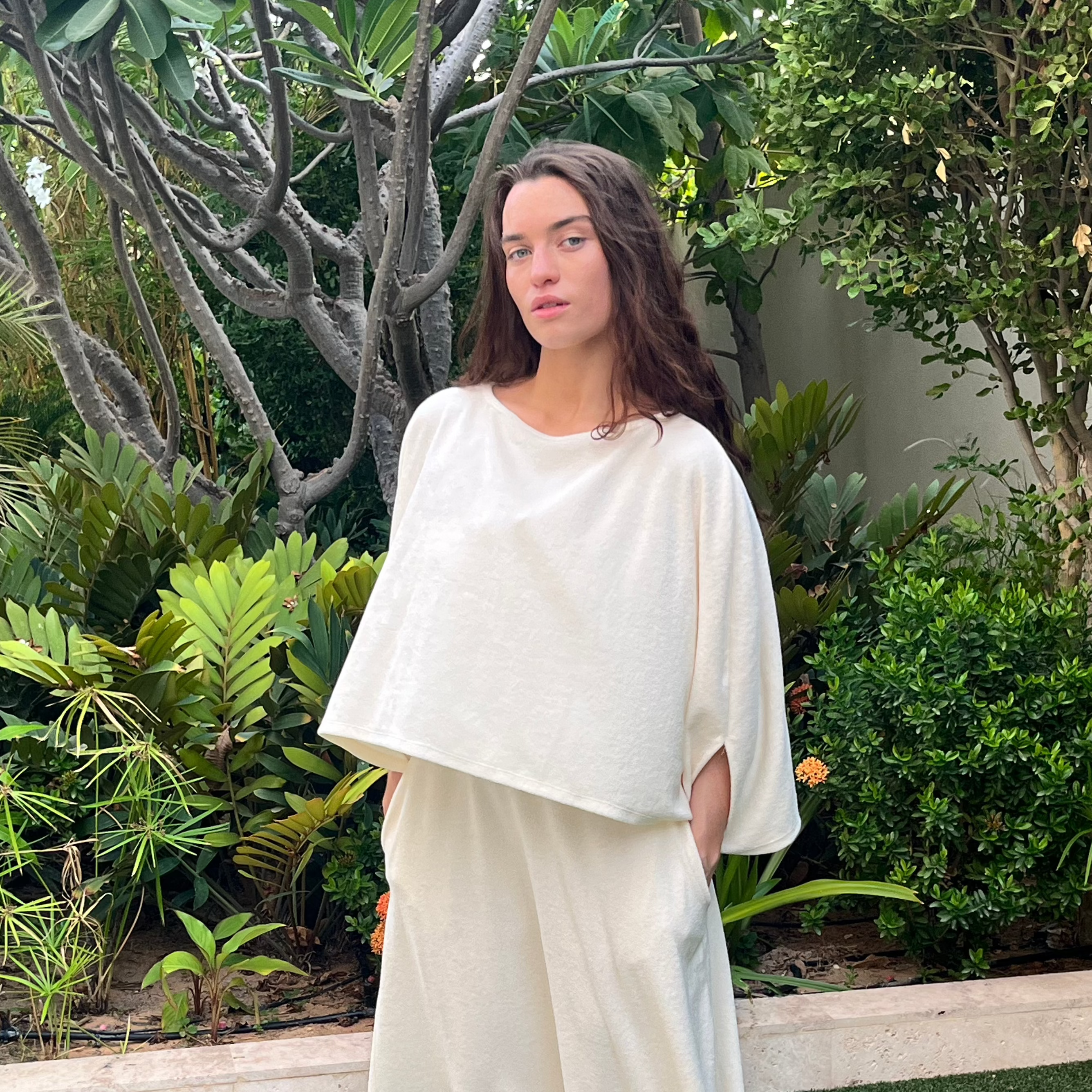 Long elegant towelling poncho – lightweight, quick-drying & maternity-friendly. Ideal for post-shower, spa days, and nursing comfort