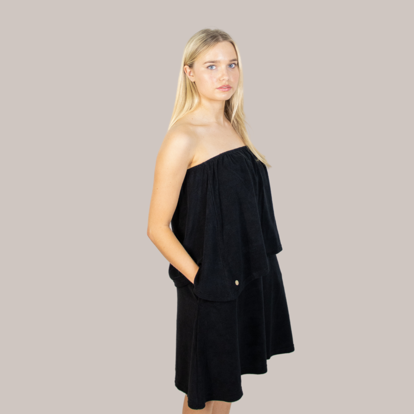 Dry Dolly short poncho – lightweight towelling, multi-style, maternity-friendly, with sun & wind protection for beach, spa, or travel.
