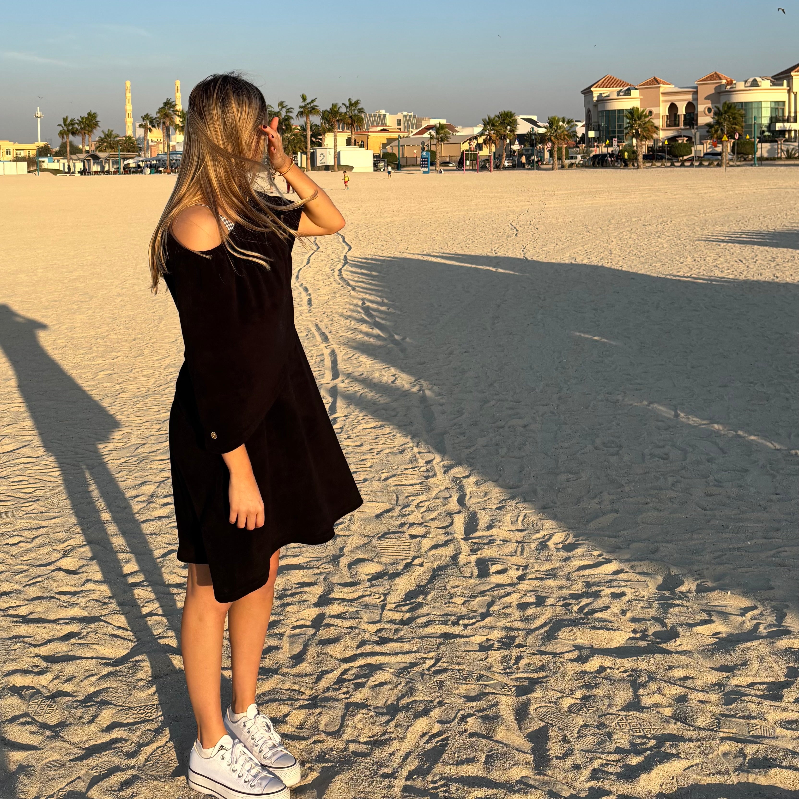 Dry Dolly short poncho – lightweight towelling, multi-style, maternity-friendly, with sun & wind protection for beach, spa, or travel.