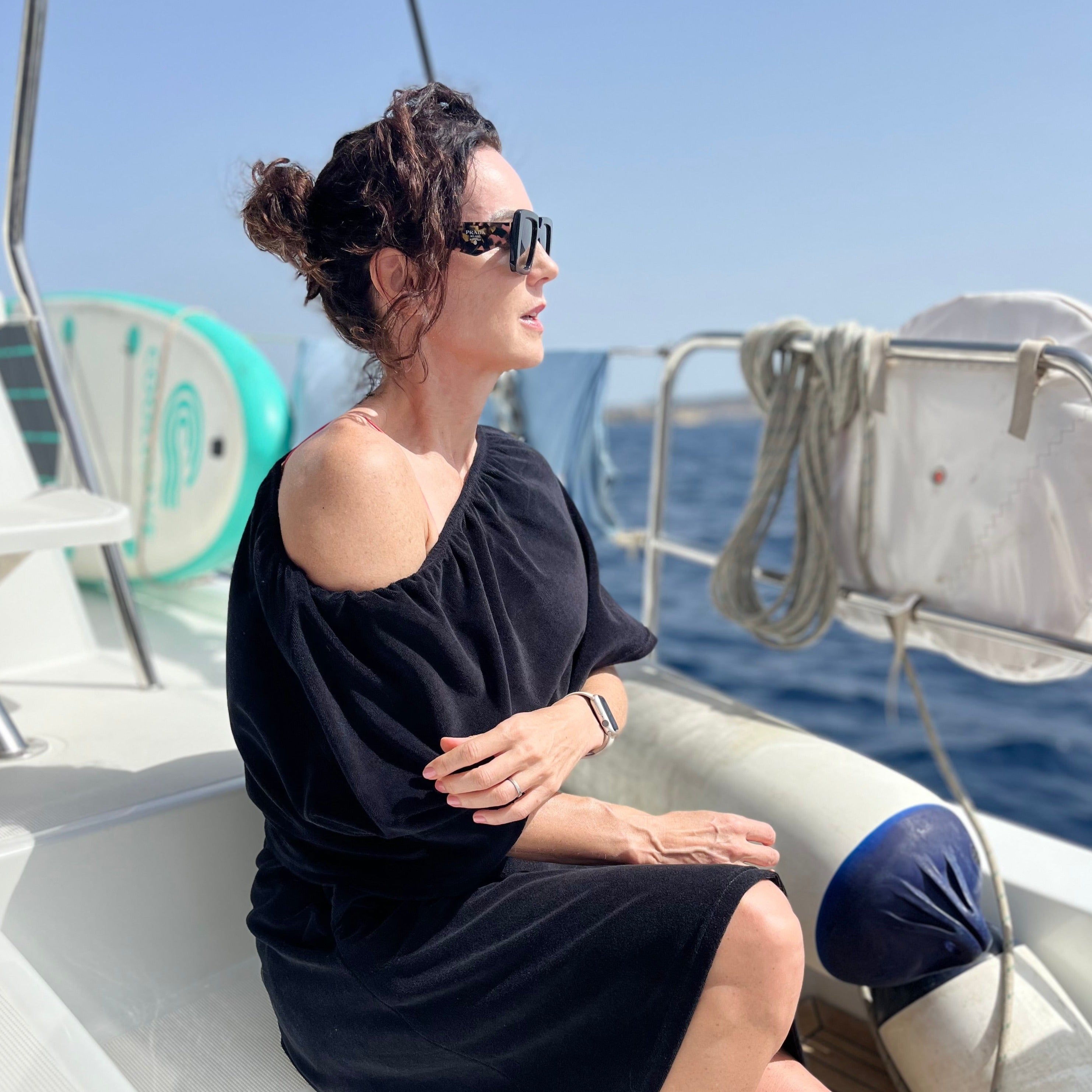 Dry Dolly short poncho – lightweight towelling, multi-style, maternity-friendly, with sun & wind protection for beach, spa, or travel.