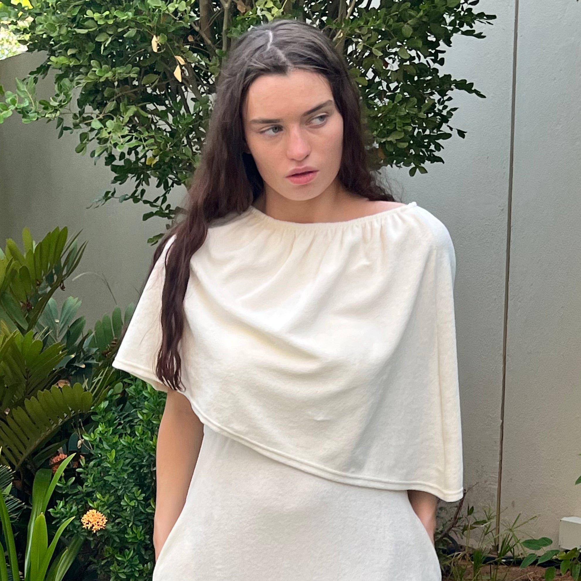 Dry Dolly short poncho – lightweight towelling, multi-style, maternity-friendly, with sun & wind protection for beach, spa, or travel.