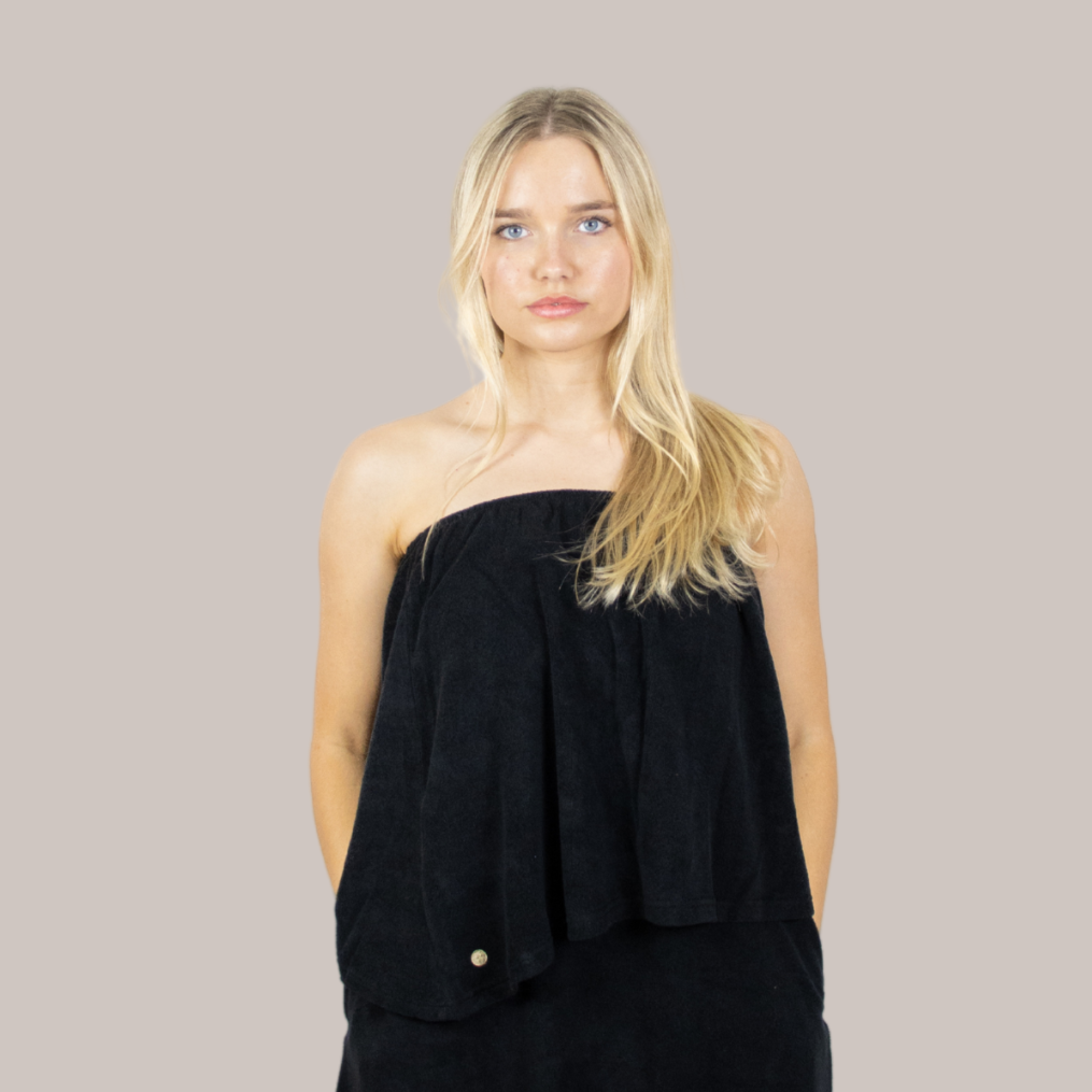 Dry Dolly short poncho – lightweight towelling, multi-style, maternity-friendly, with sun & wind protection for beach, spa, or travel.