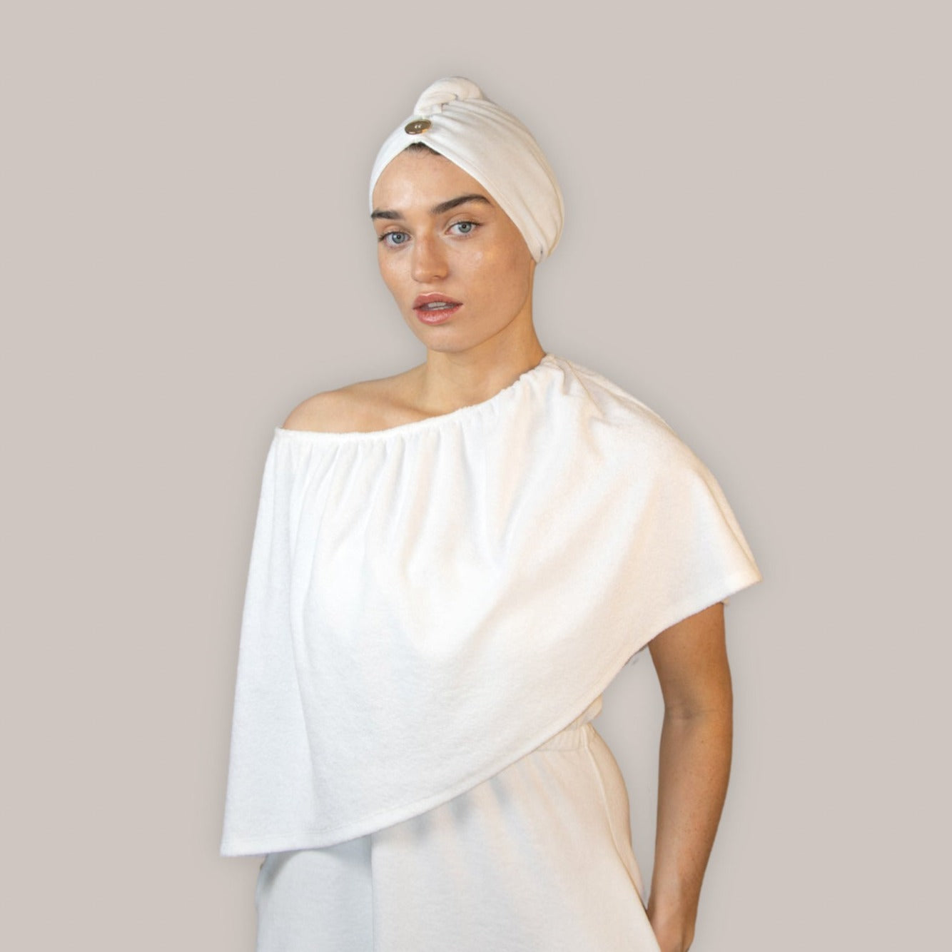 Dry Dolly short poncho – lightweight towelling, multi-style, maternity-friendly, with sun & wind protection for beach, spa, or travel.