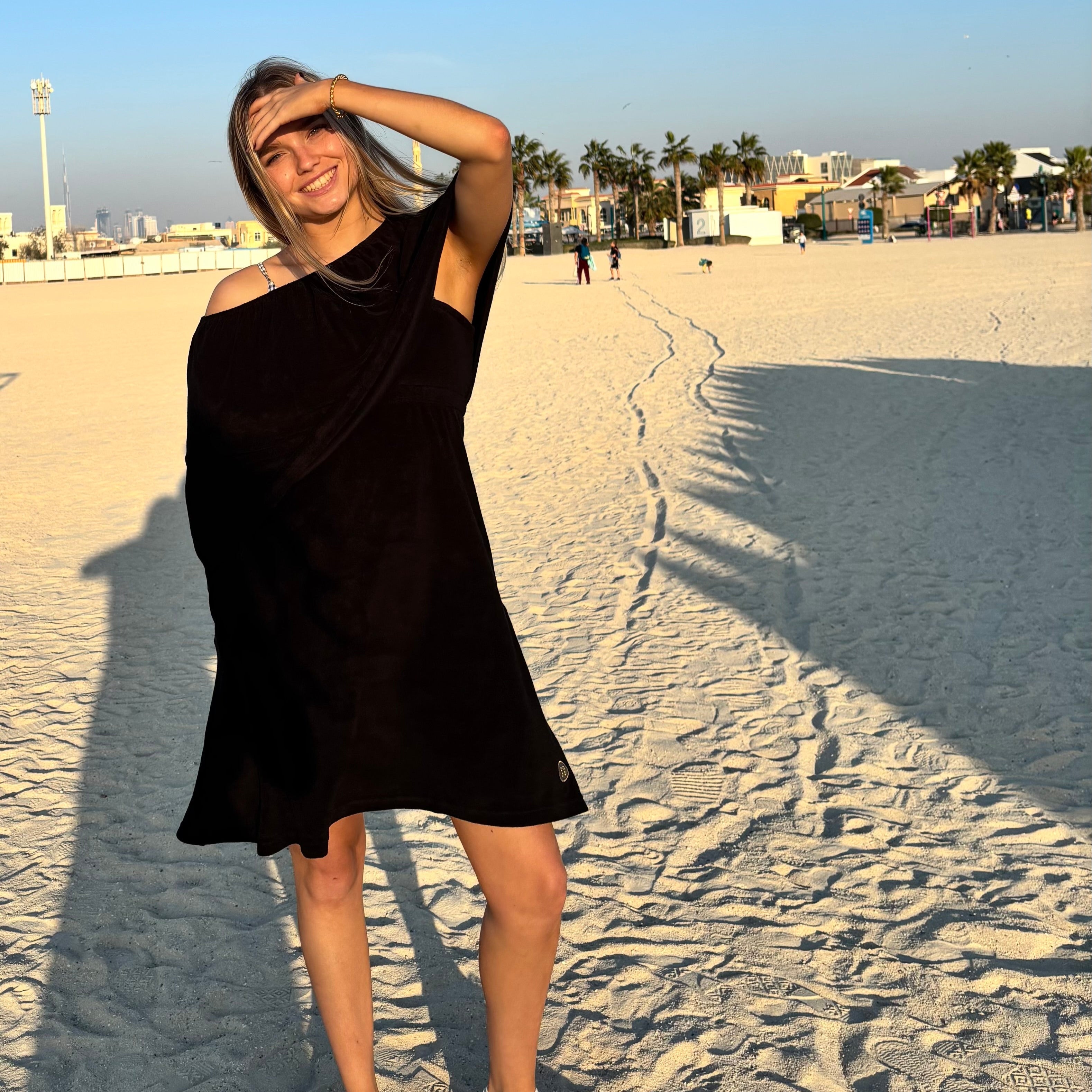 Dry Dolly short poncho – lightweight towelling, multi-style, maternity-friendly, with sun & wind protection for beach, spa, or travel.